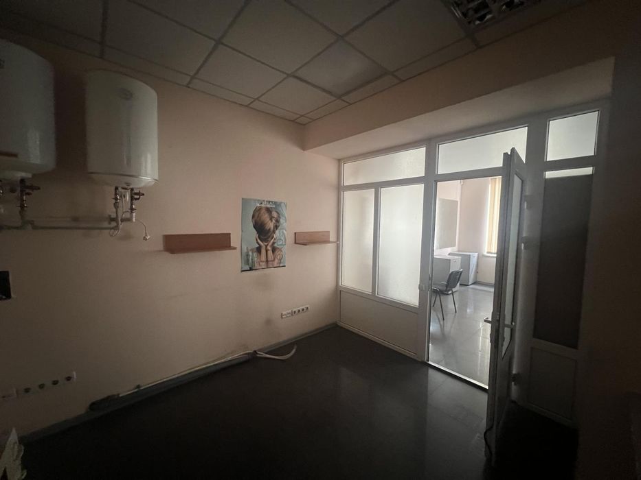 Продаж фасадного офісу 130 м² — вул. В. Лобановського (р-н Металургів)