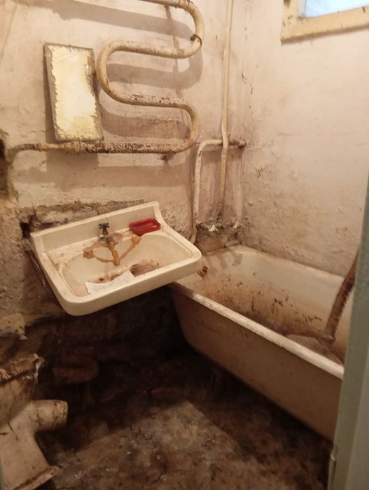 Терміново продам 3кім.кв..під ремонт! Варіант під Бізнес!