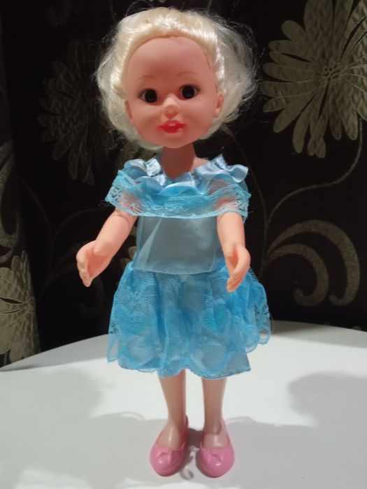 Кукла в голубом платье