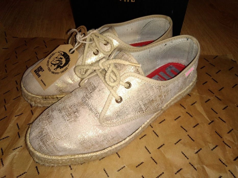 Ténis Diesel dourados corda tamanho 39