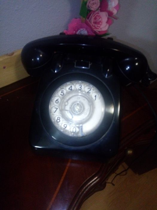 Telefone antigo preto