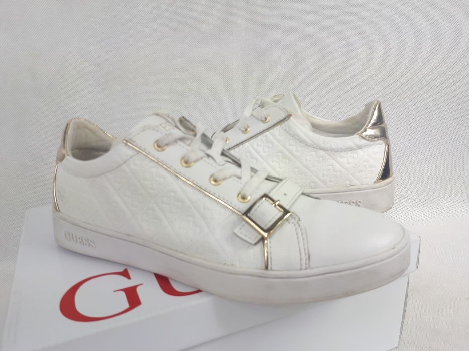 Sneakersy Guess biale monogram zlote klamry 41