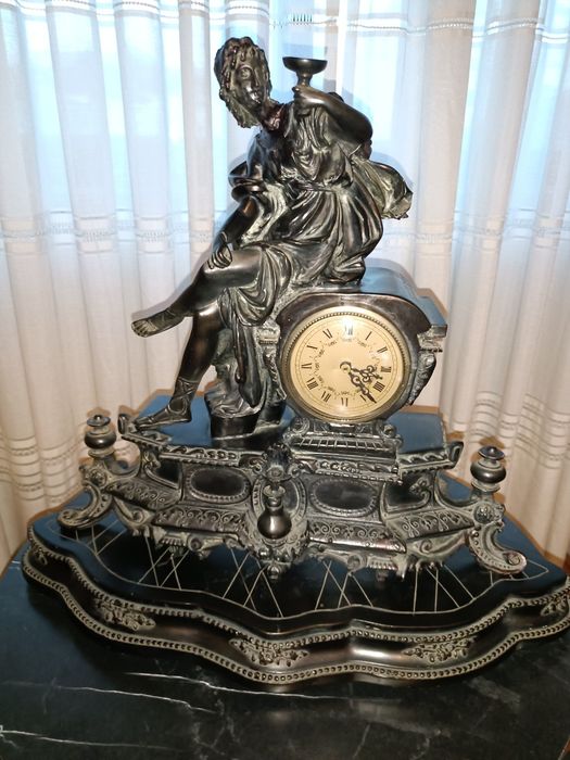 Peça Antiga com Relógio