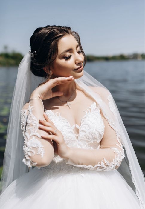 Весільна сукня в хорошому стані, пишна з підʼюпником