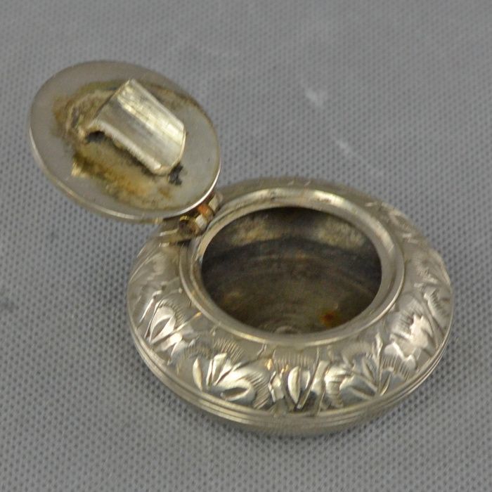 Curioso Cinzeiro em metal prateado