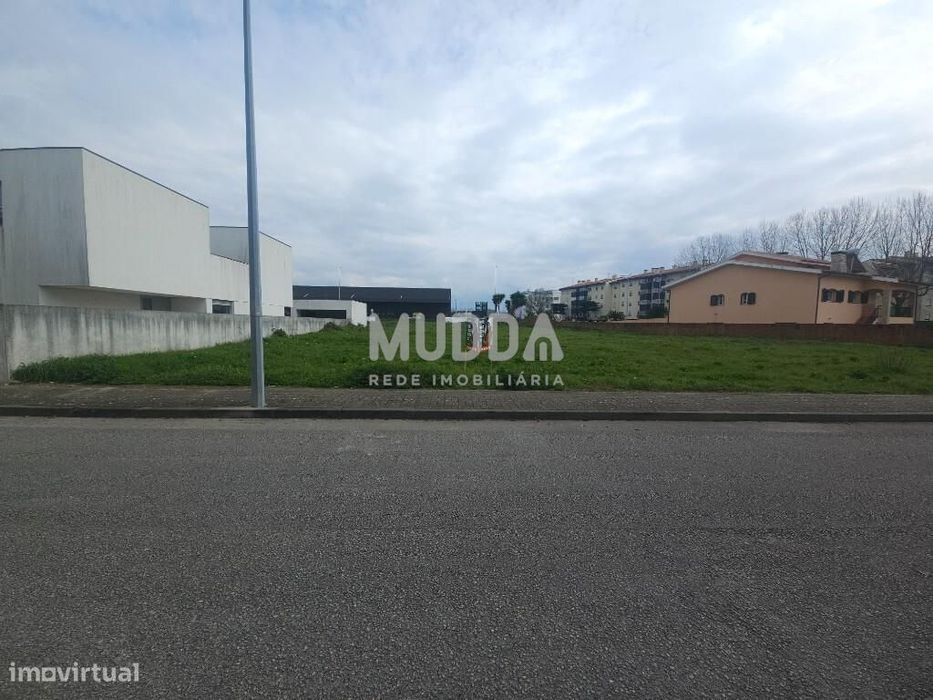 Terreno Urbano para Construção de Moradia Unifamiliar no Centro de Est