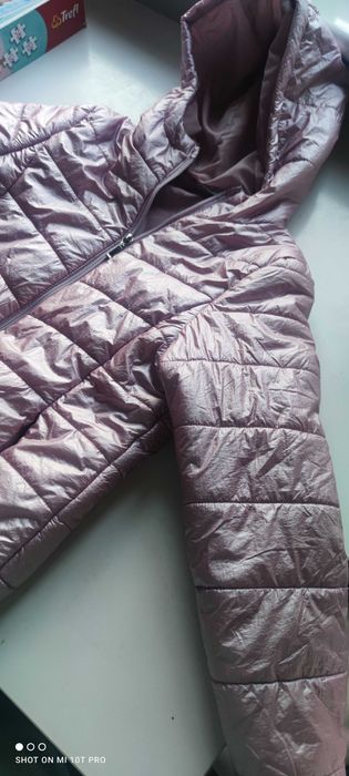 Kurteczka dla dziewczynki r 140 ocieplana sliczna błyszcząca na jesień