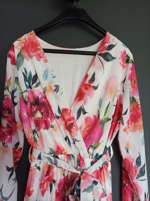 Sukienka kopertowa biała w kwiaty