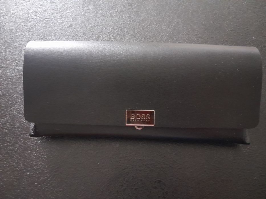 Hugo Boss nowy futerał na okulary