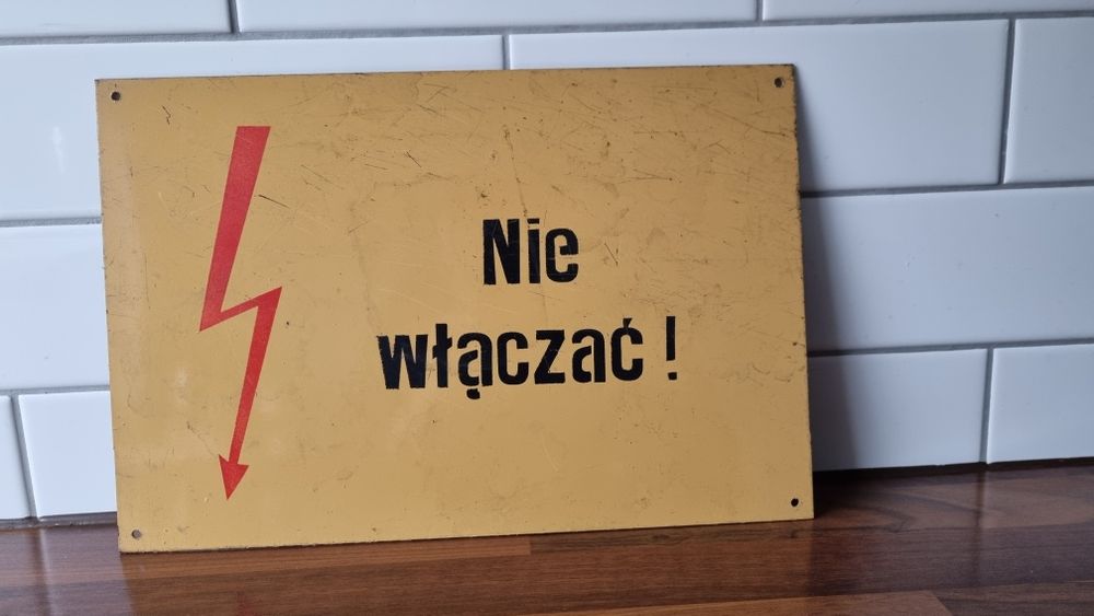 Tablica ostrzegawcza z PRL "Nie włączać"