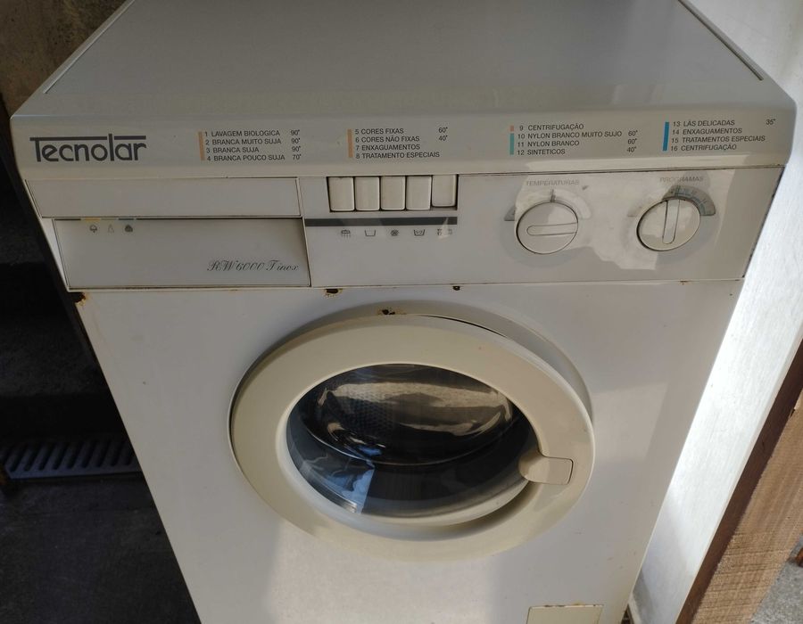 Máquina de lavar roupa da marca Tecnolar, com avaria