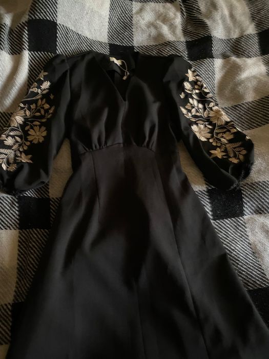 Плаття чорне вишитими рукавами