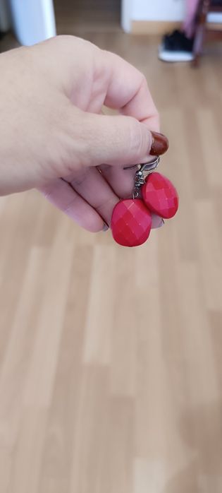 Brincos vermelhos usados