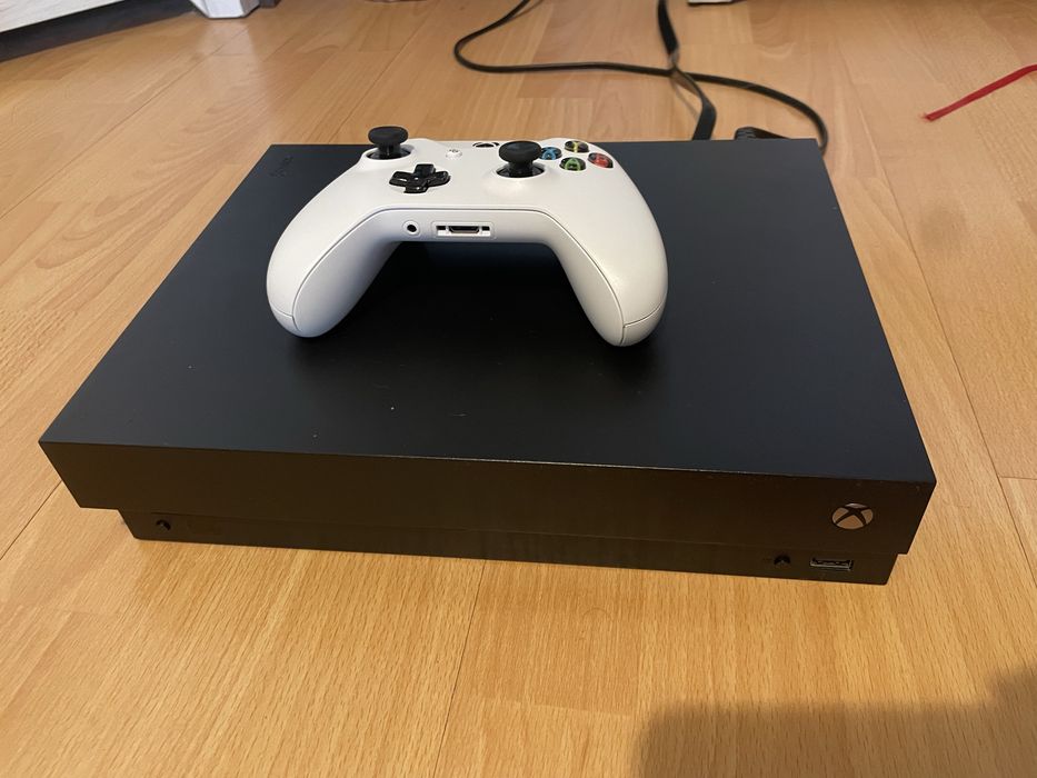 Konsola Xbox One X 1Tb + 4 gry