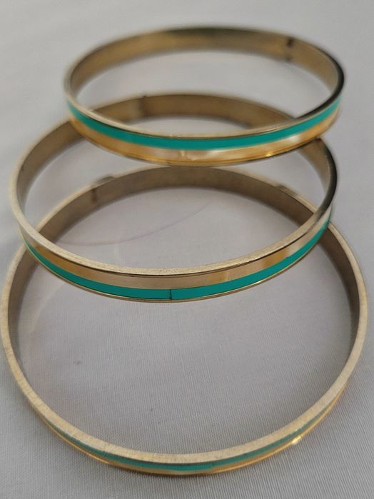 Kit acessório com brinco, pulseiras, pin