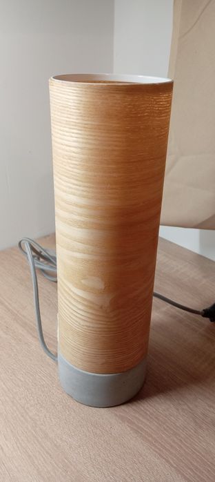 Lampa Stojąca Drewniany klosz Neordic Skadi Betonowa podstawa Wwa