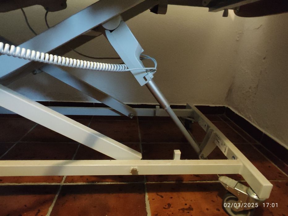 Cama articulada eléctrica usada com pouco uso