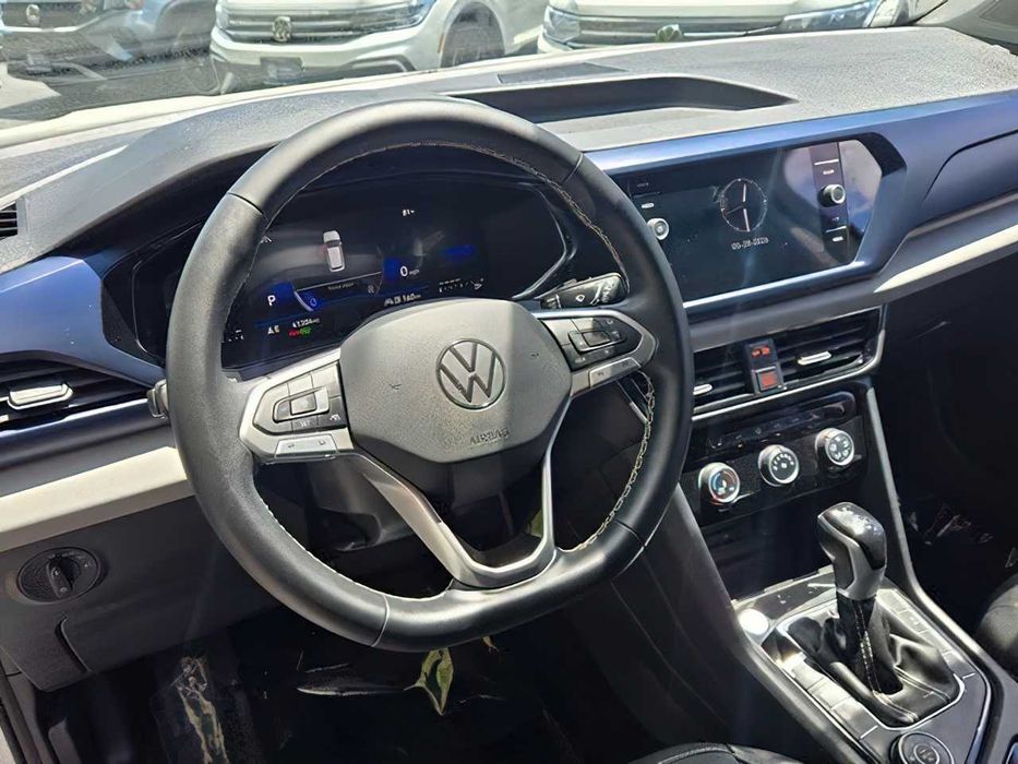 Volkswagen Taos      2024