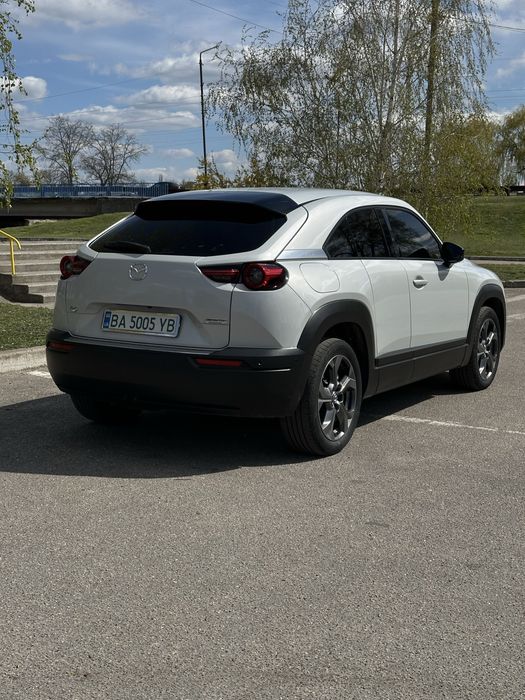 Автомобіль Mazda mx-30