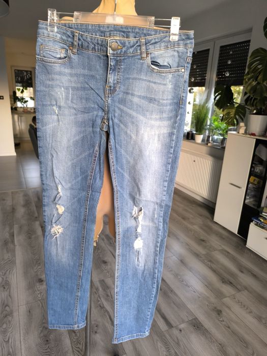 W31 L32 jeansy skinny z dziurami Takko