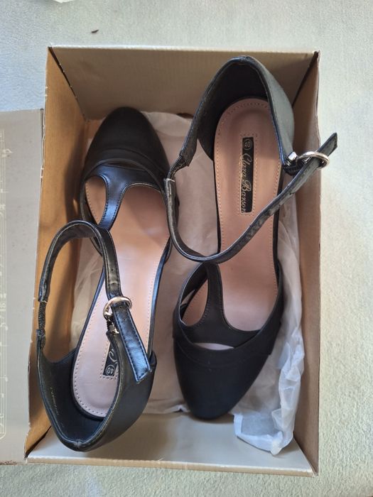 Damskie buty na slupku.