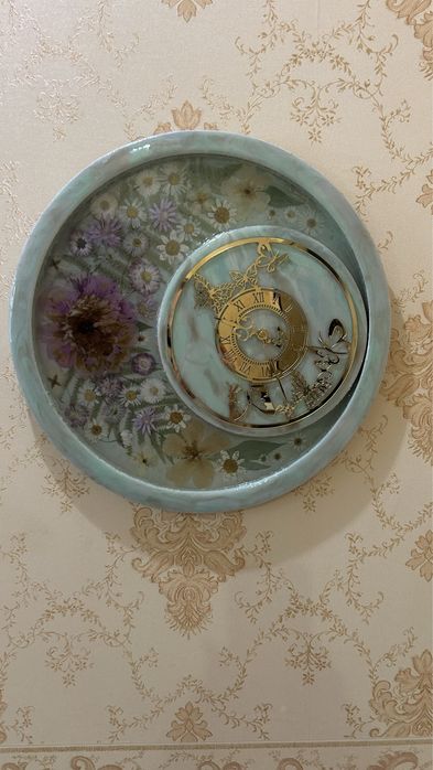 Настеные часы из смолы с сухоцветами
