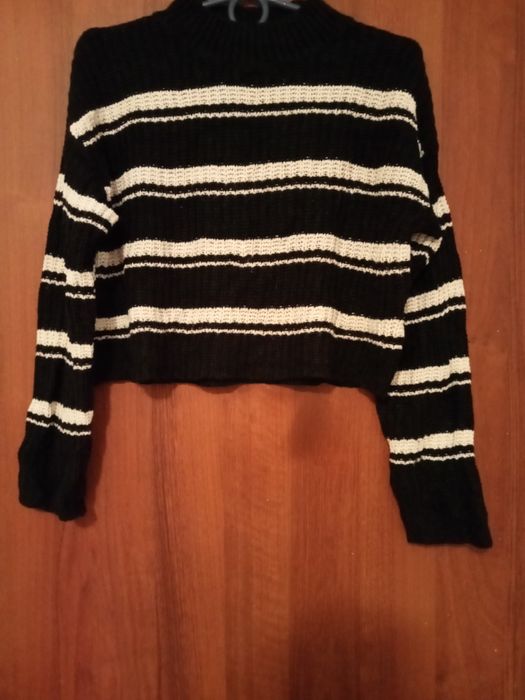 Sweter damski w paski.