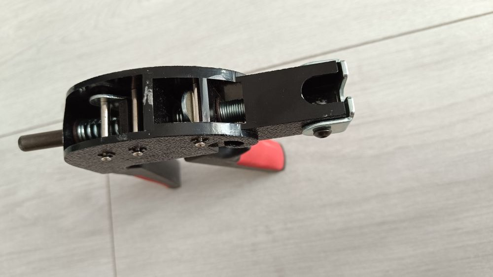 Kleszcze do metalowych kołków. Płyta gipsowa.