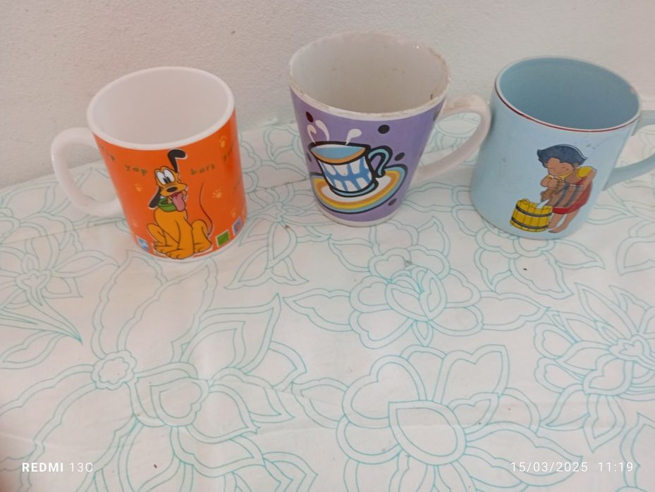 Conjunto de três canecas de motivos infantis