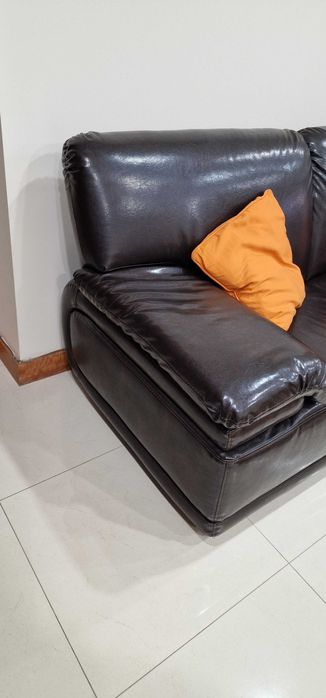 2 Sofás em pele castanha, muito robustos, estilo clássico