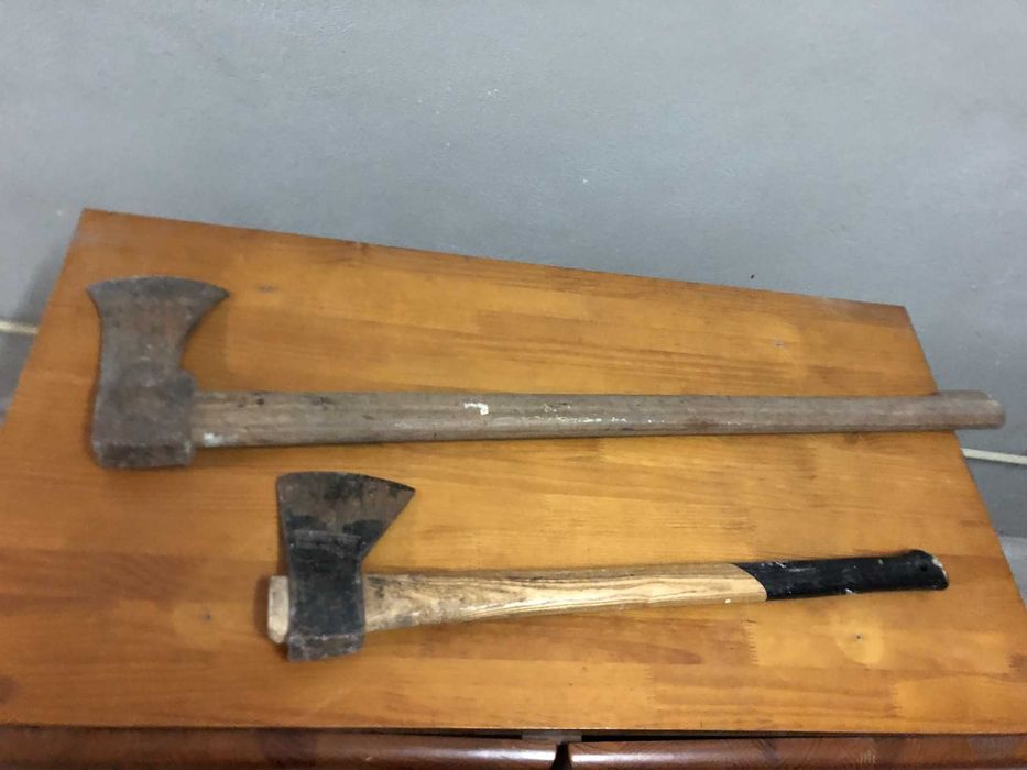 Dois machados para cortar lenha