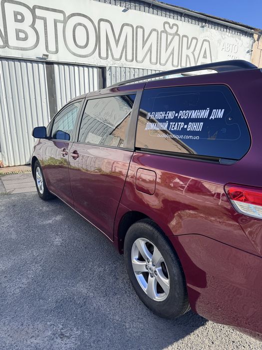 Toyota Sienna 2012 рік