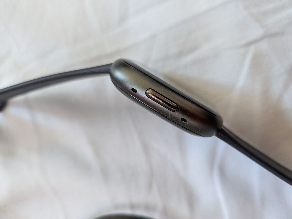 FITBIT Versa 4 Czarny