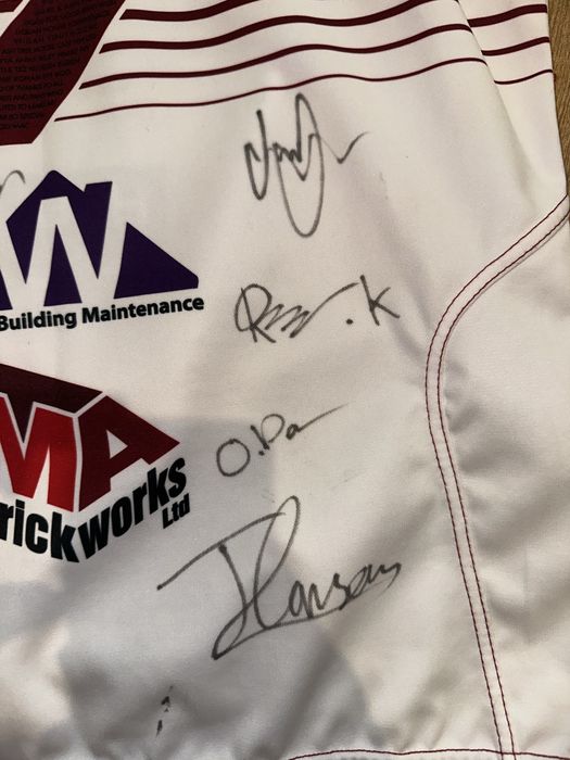 Продам оригінальну колекційну футболку Wigan Warriors 2017 з автографами гравців