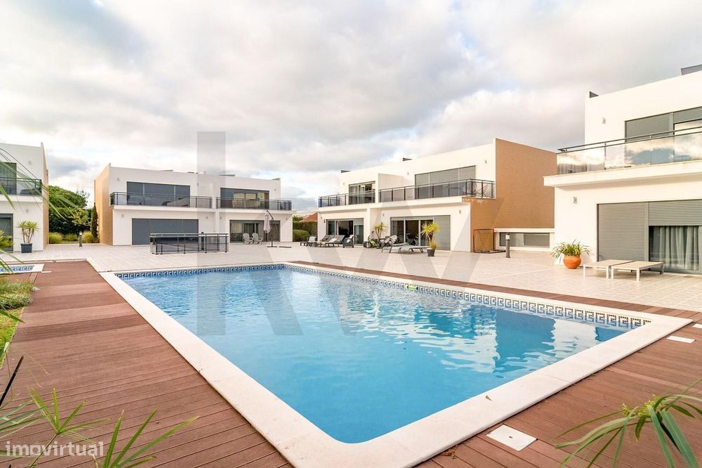 Casa Moderna com Comodidades Exclusivas na Praia de Magoito