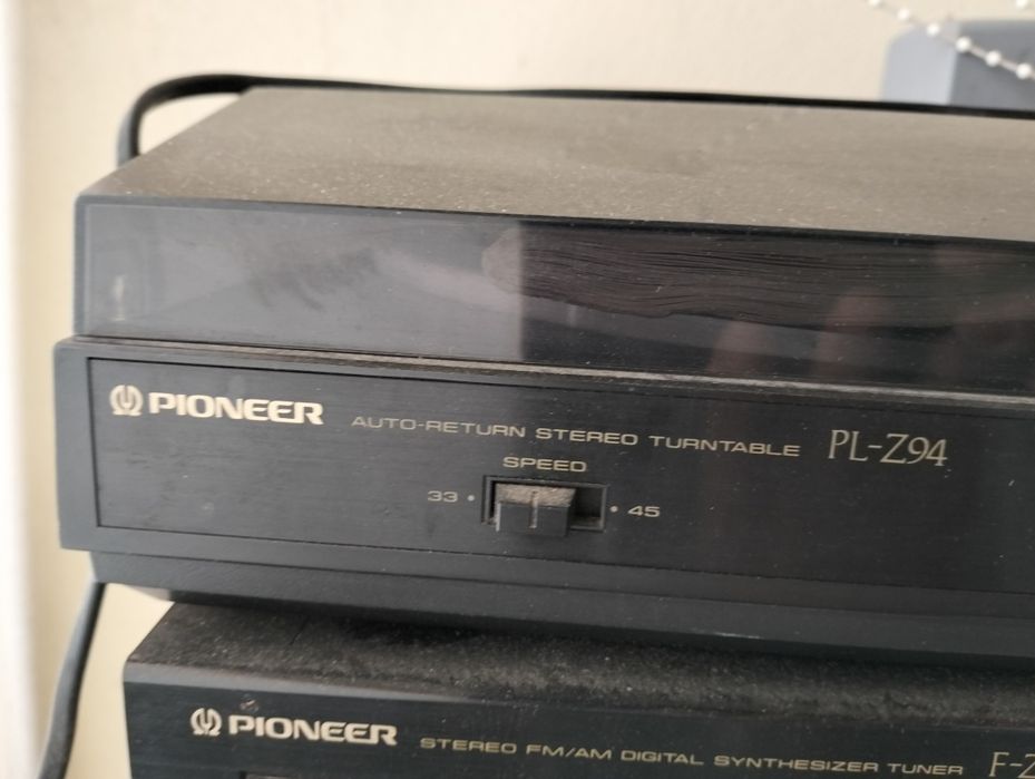 Aparelhagem Pioneer com amplificador, gira discos e colunas
