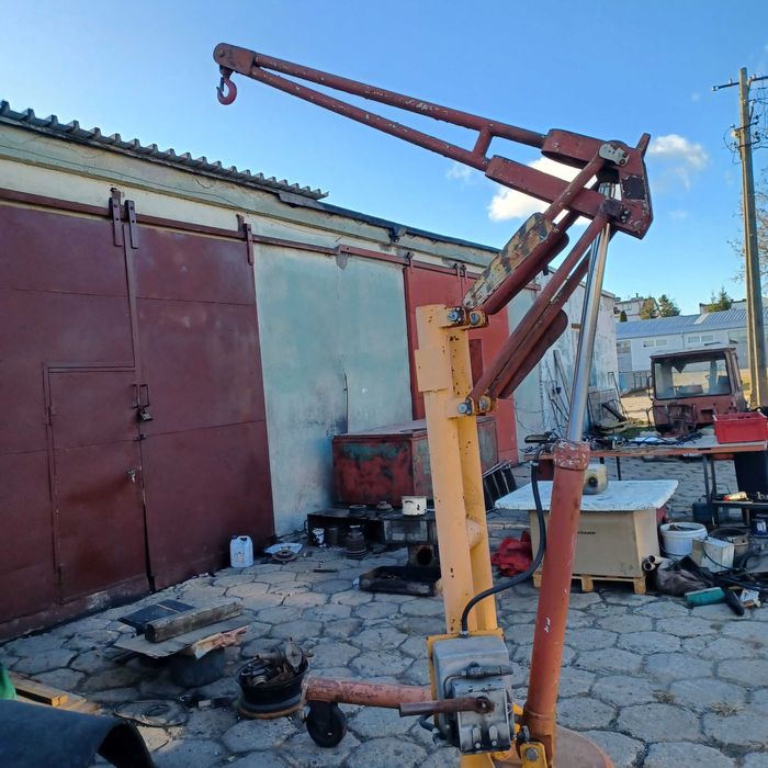 Żurawik warsztatowy hydrauliczny na 4 kołach