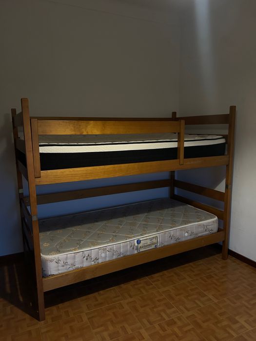 Beliche em pinho em bom estado