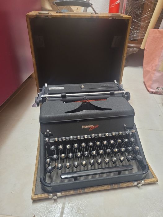 Máquina de escrever Hermes 2000