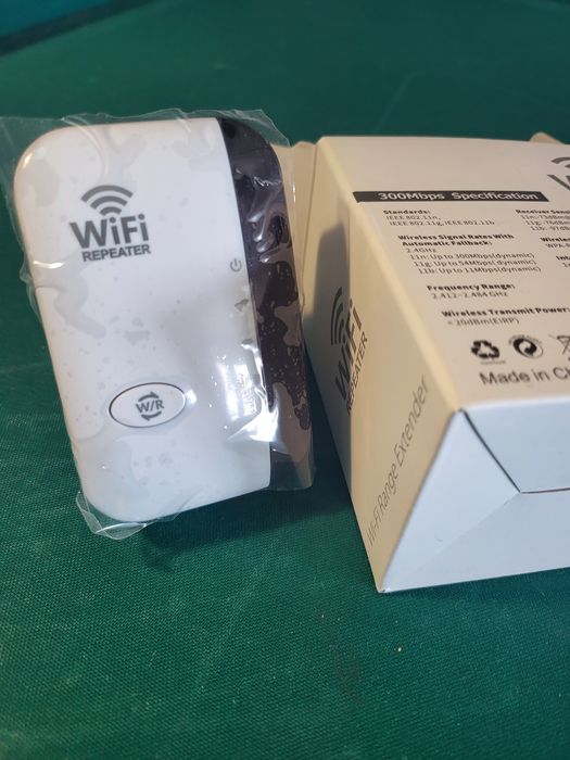 Repetidor sinal Wi-Fi. Amplificador rede wireless. Wi-Fi repeater.