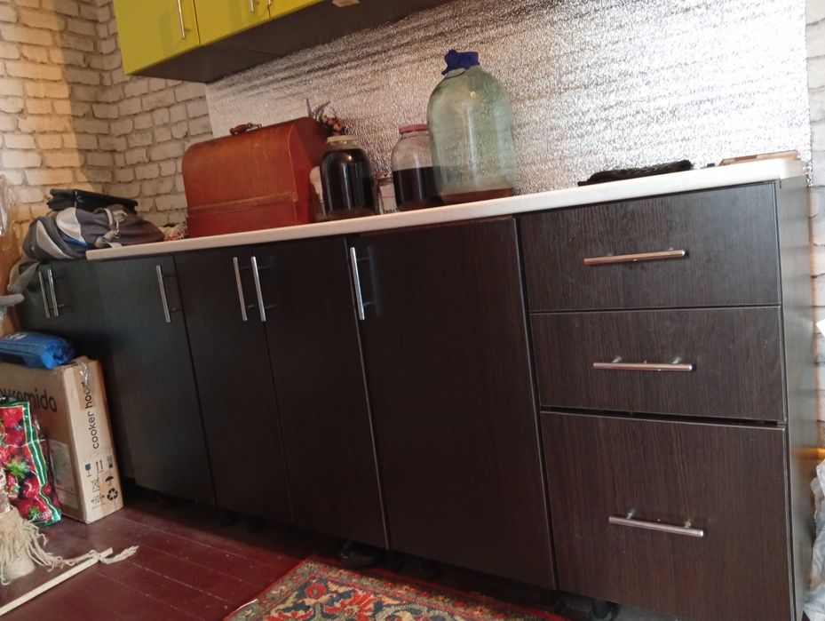 Кухня, тумбочки,шкафчики.