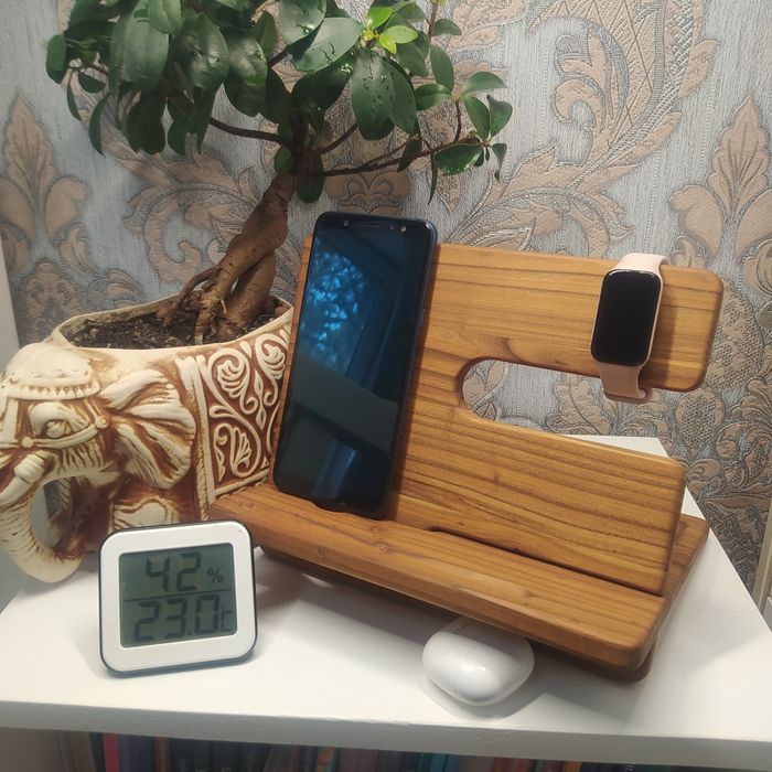 Підставка під телефон з маслини