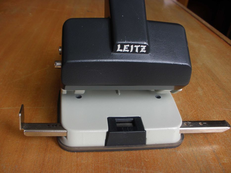 Furador de papel manual, Leitz