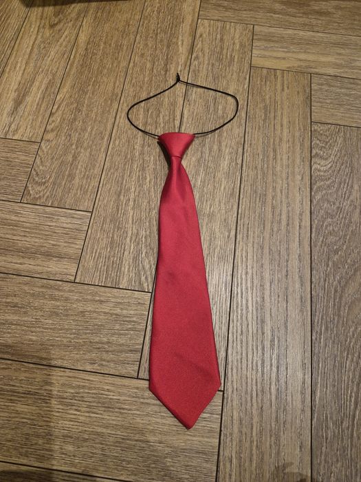 Czerwony krawat chłopięcy