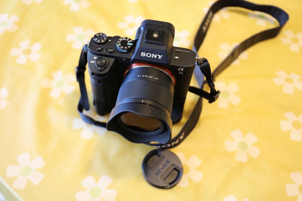 Sony A7II, Full frame + Grip + Lente Viltrox 20 mm