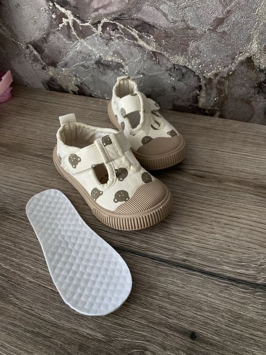 Дитяче взуття на весну літо