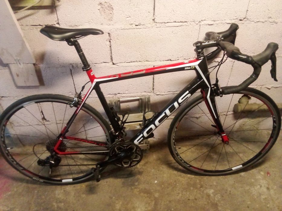 Bicicleta focus em carbono