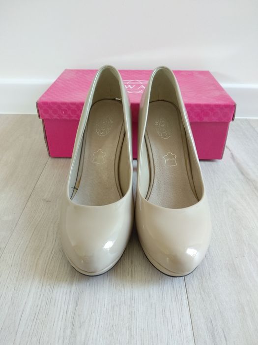 Lakierowane szpilki nude beige na platformie Always/39