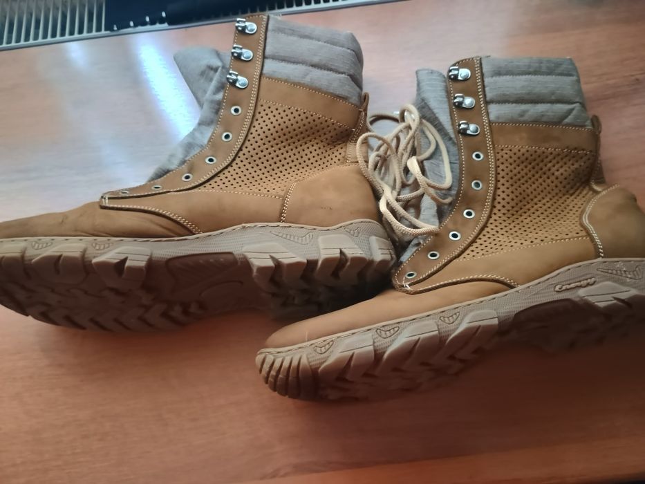 Продам берци 44 розмір. Літні. Перфорація.