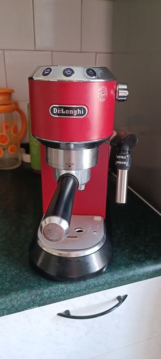 Кофеварка рожковая DeLonghi Dedica EC 685